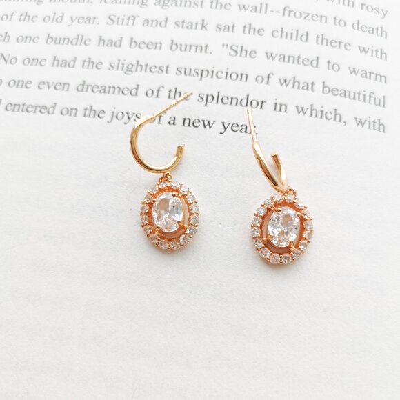 NEW KATE SPADE Victoria Gold Clear Huggie Earrings - Picture 2 of 3